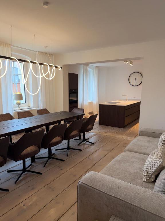 a living room with a long table and chairs at Altes Lehmhaus Löwenberg in Linde