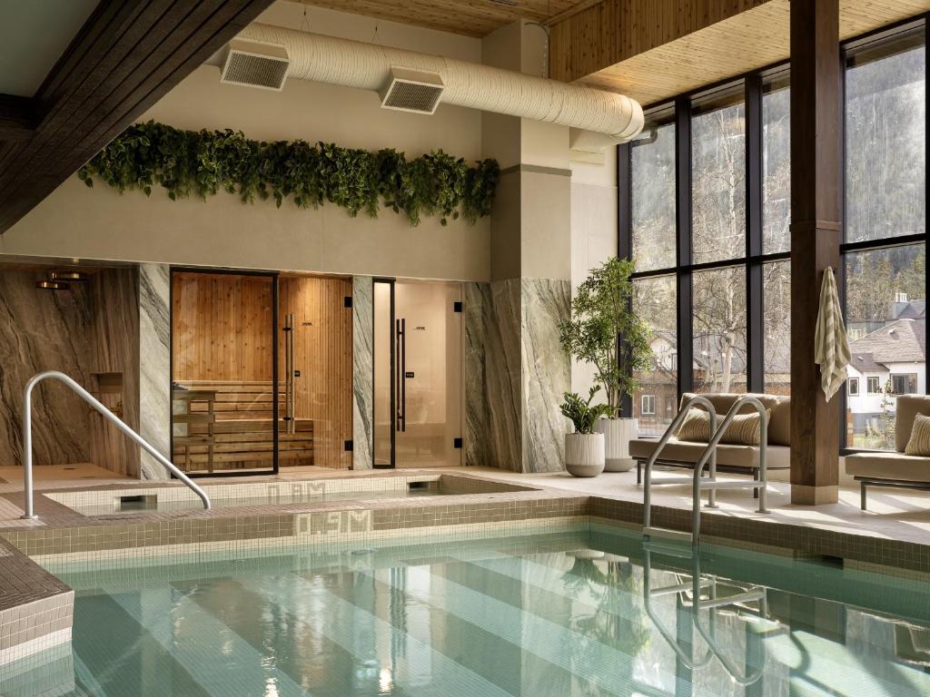 ein Swimmingpool in einem Haus mit Fenstern in der Unterkunft The Kenrick Hotel in Banff