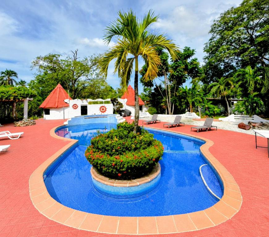 ein Pool in einem Resort mit einer Palme in der Mitte in der Unterkunft Mia Nueva Gorgona in Nueva Gorgona