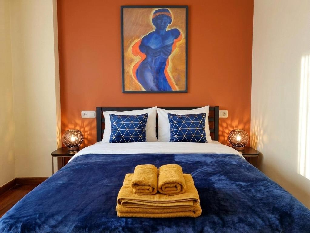 a bedroom with a bed with two towels on it at a 2 min de la Catedral in Oviedo