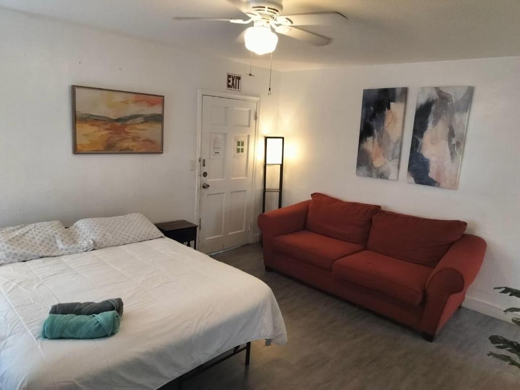 a bedroom with a bed and a couch at Beautiful and Equipped Studio H in Hollywood