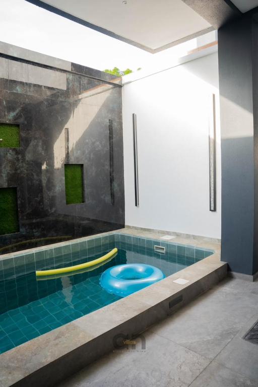 a bathroom with a blue toilet in a swimming pool at Villa CICAS in Cotonou