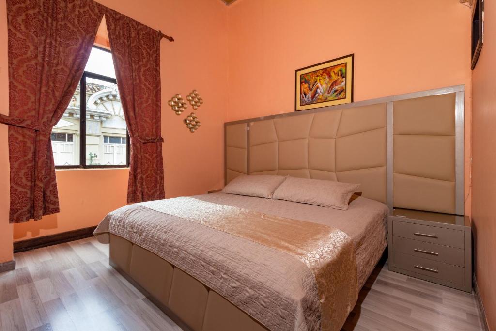 a bedroom with a bed and a window at Hotel Majestic 1 Centro Histórico Cuenca in Cuenca