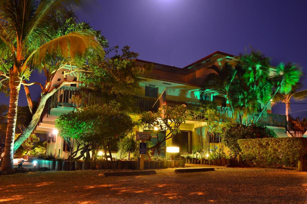 Um jardim no exterior de Parmer's Resort
