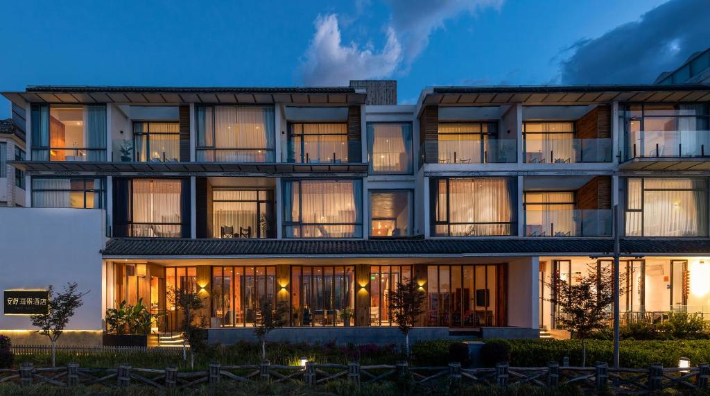 an exterior view of a building at dusk at Anye Seaview Hotel Dali in Dali