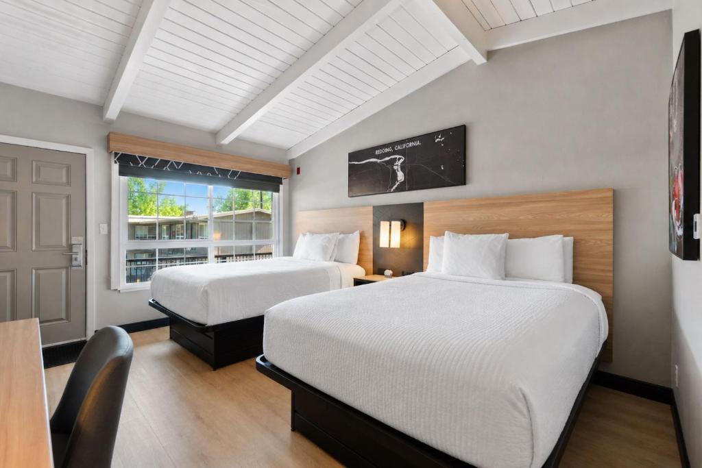 Thunderbird Lodge - Deluxe Queen Room With Two Queen Beds