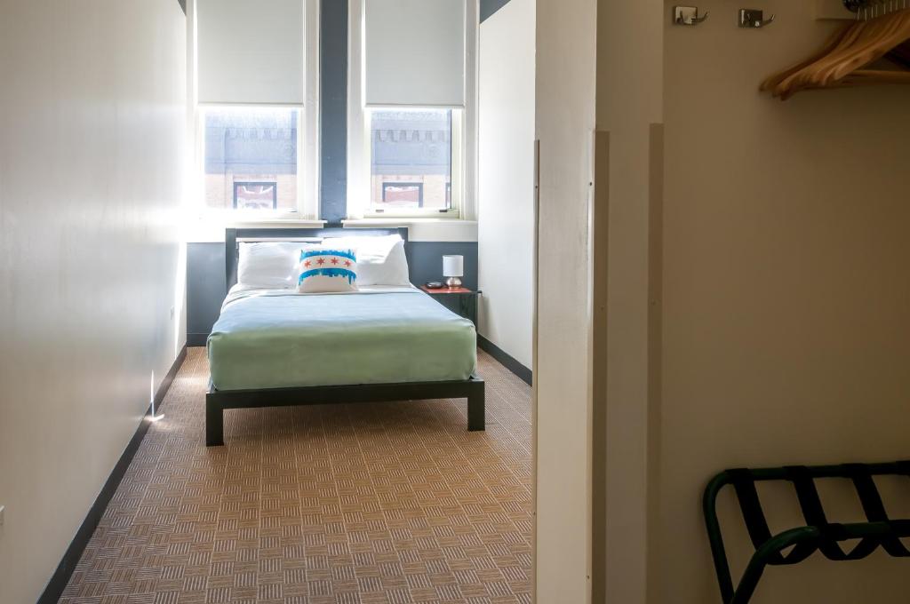 HI Chicago Hostel - Полноразмерная кровать