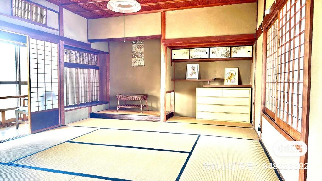 a drawing of a room with a chair and windows at 安易旅館二楼 in Okayama