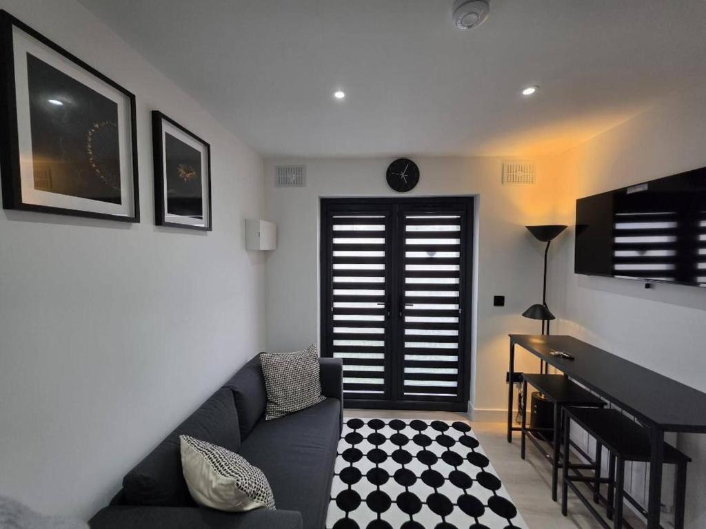a living room with a couch and a piano at Luaz - View Lodge in Dublin