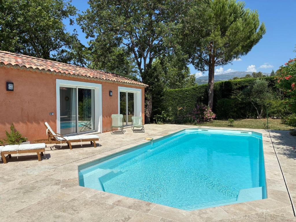 a swimming pool in front of a house at Guest house Maison d'invités in Le Rouret