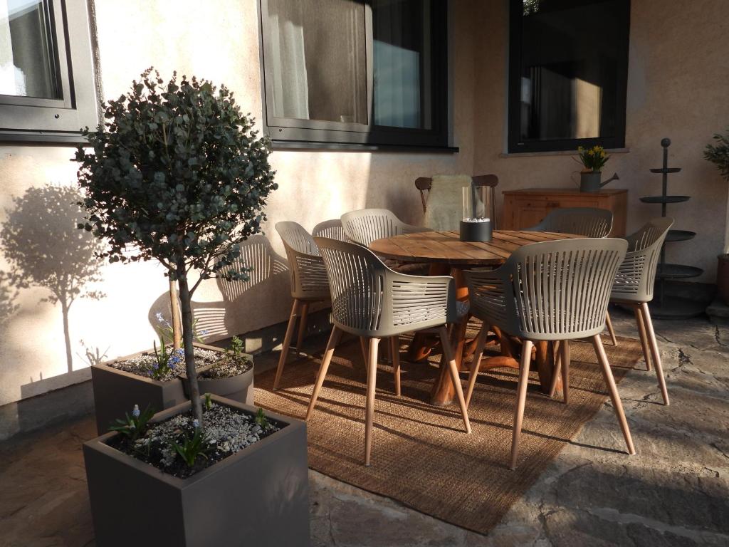a wooden table and chairs in a room with a table and chairsktop at Casa Diego in Spielberg