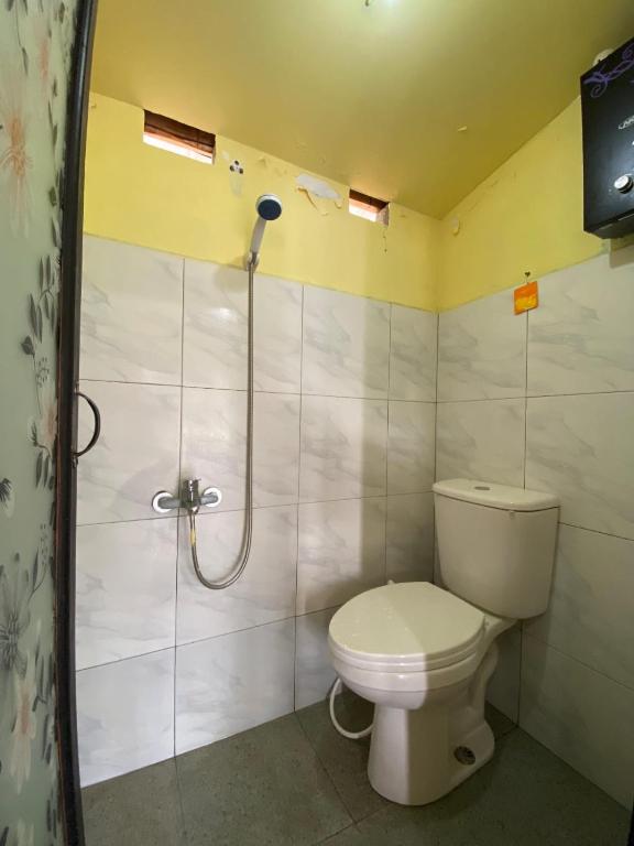 a bathroom with a toilet and a shower at Cozzy Boemi Chips Pangalengan in Palayangan