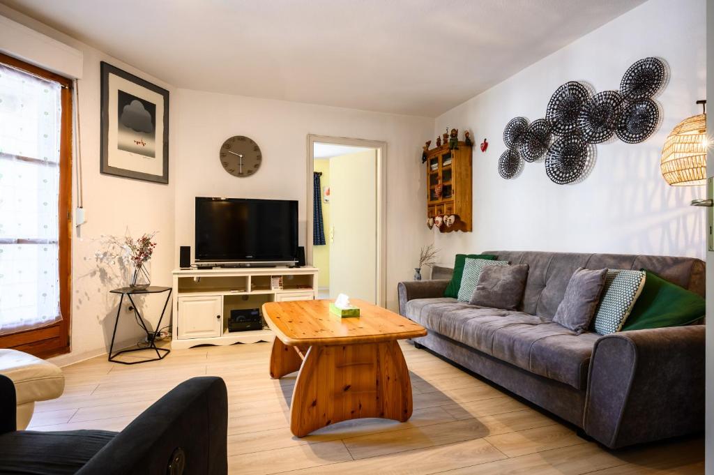 a living room with a couch and a table at Chez Romane in Riquewihr