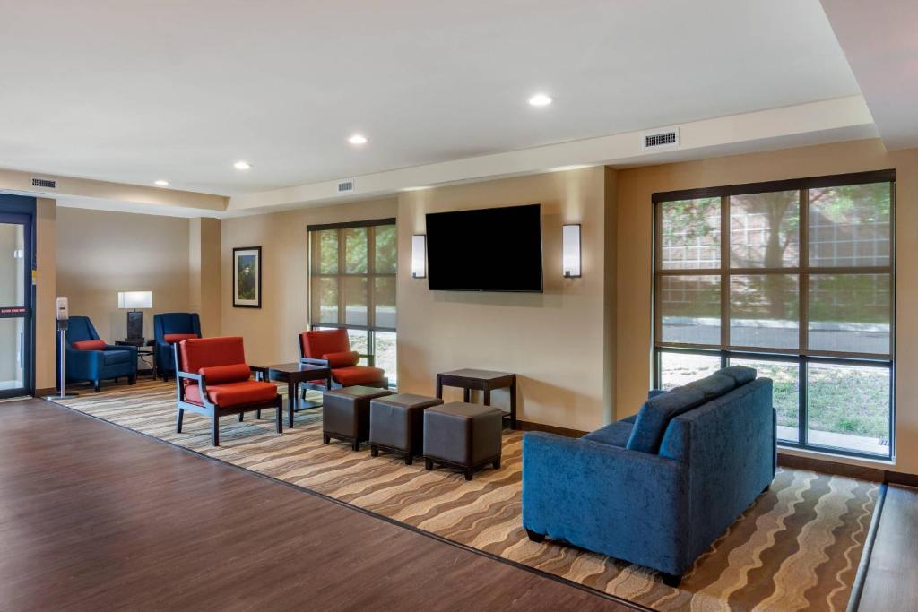 Comfort Inn & Suites Charlottesville Hollymead Town Center photo