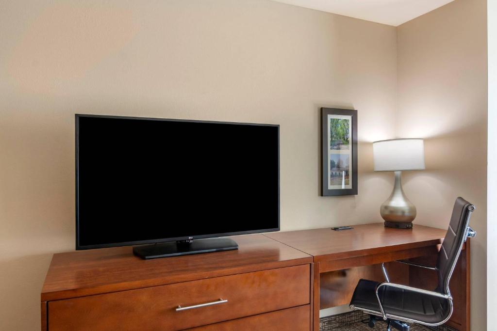 Comfort Inn & Suites Charlottesville Hollymead Town Center photo