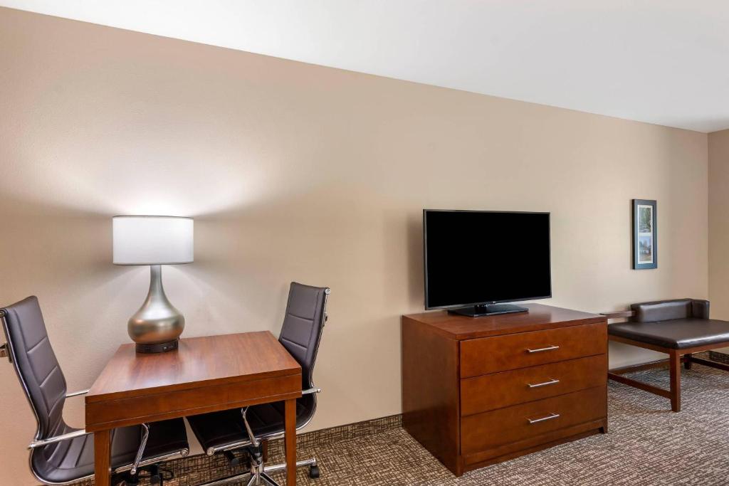 Comfort Inn & Suites Charlottesville Hollymead Town Center photo