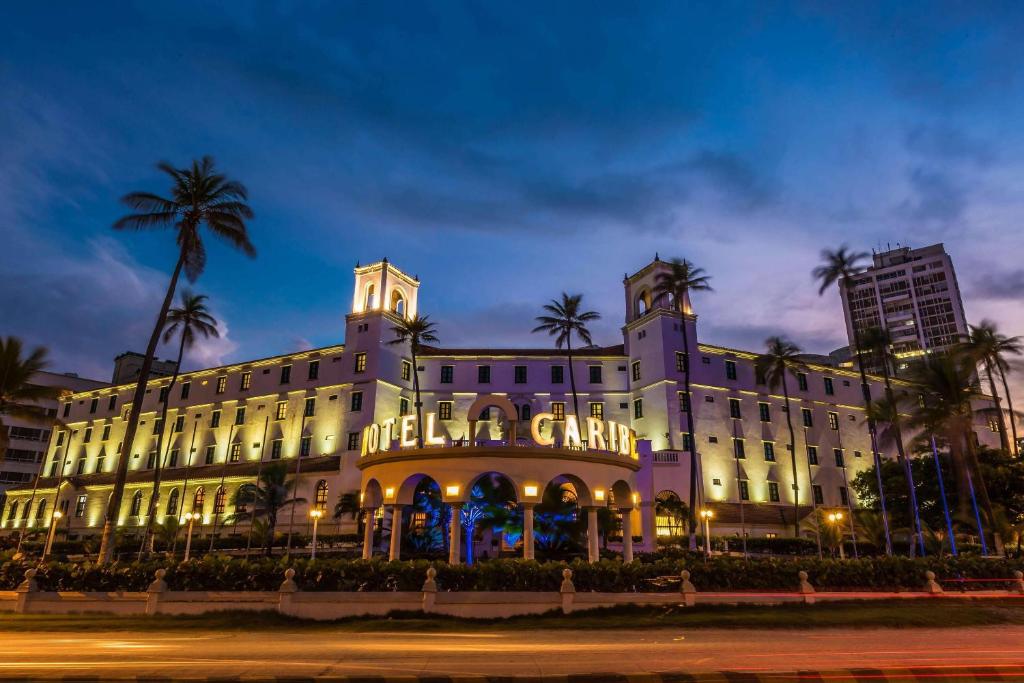 ein großes Gebäude mit Palmen davor in der Unterkunft Hotel Caribe by Faranda Grand, a member of Radisson Individuals in Cartagena de Indias