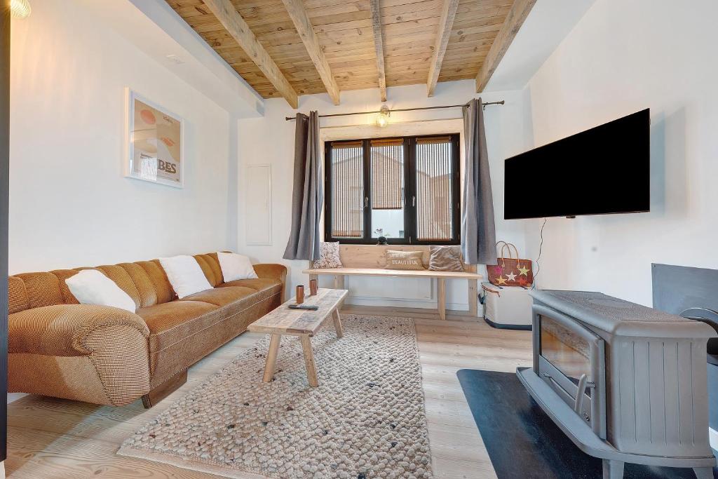 a living room with a couch and a tv at Appartement rénové centre Crozon in Crozon