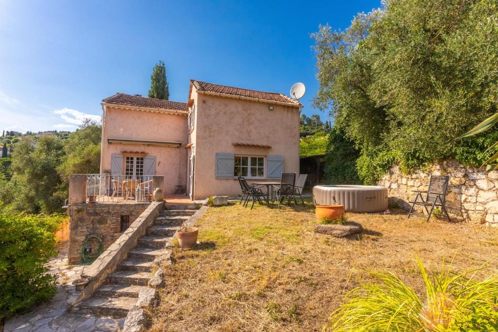 a small house in a yard with a stone wall at La Villa Andéria in Callian