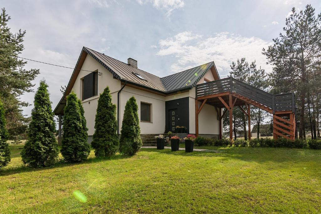 a house with a gambrel roof on a yard at Apartament Nowinka in Tatary