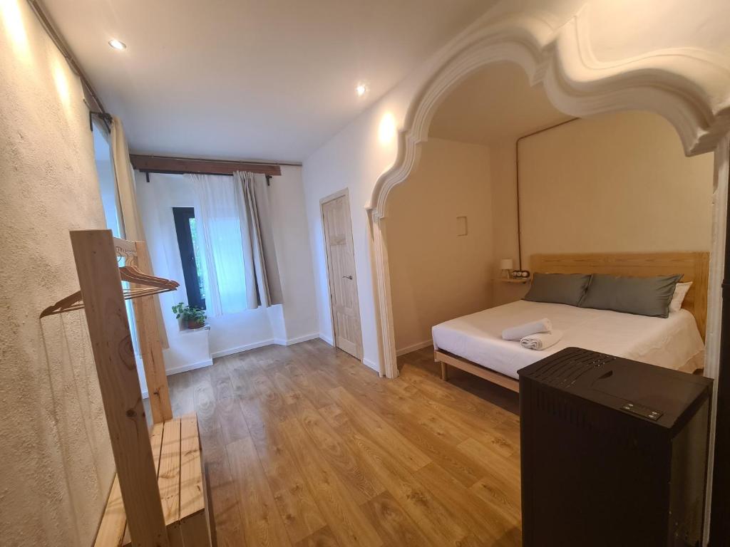 une chambre avec un lit et un grand miroir dans l'établissement Mas els Munts, à Vilanova de Sau