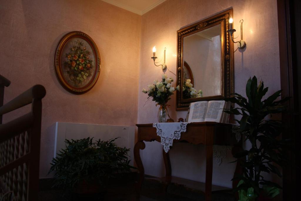 a mirror and a piano in a room with a mirror at B&B Don Domenico in Olevano sul Tusciano