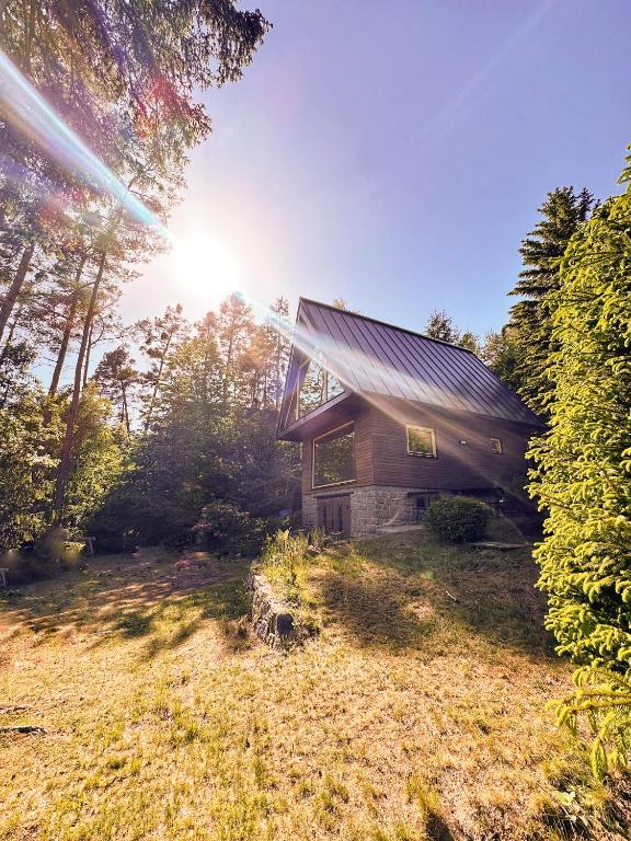 a small house in the middle of a field at Mezi Smrky in Bohostice