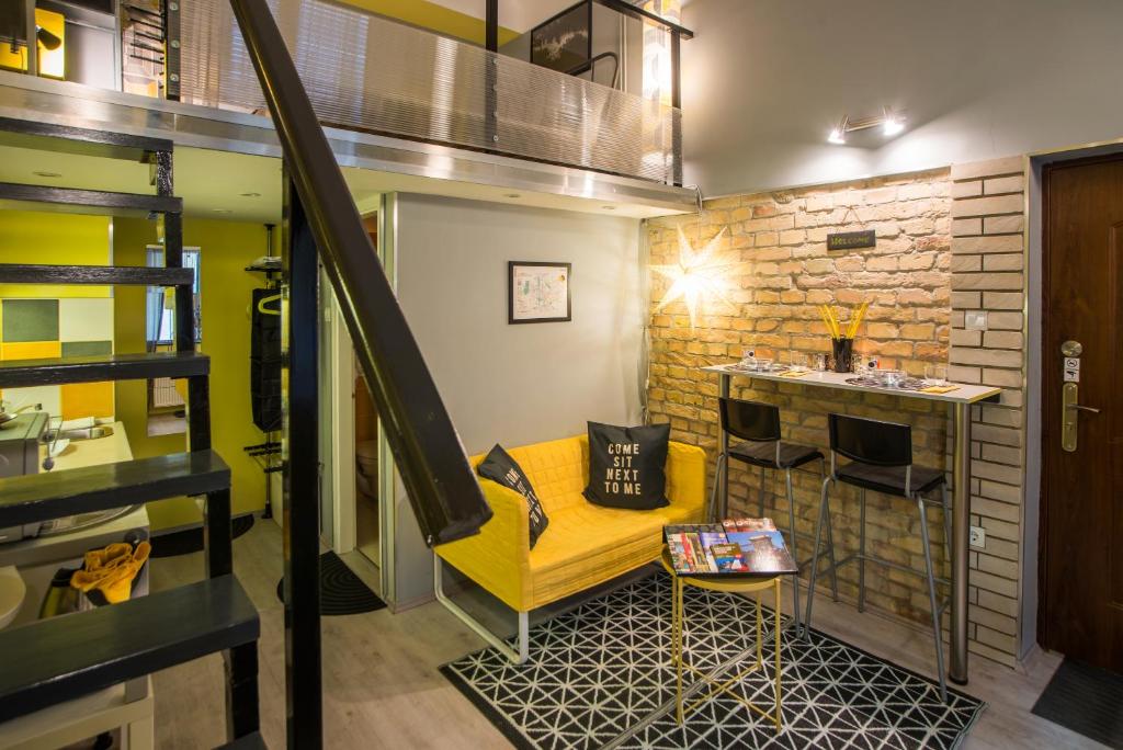 ブダペストにあるGardener 27 Apartmentsのロフトルーム(黄色のベンチ、バー付)