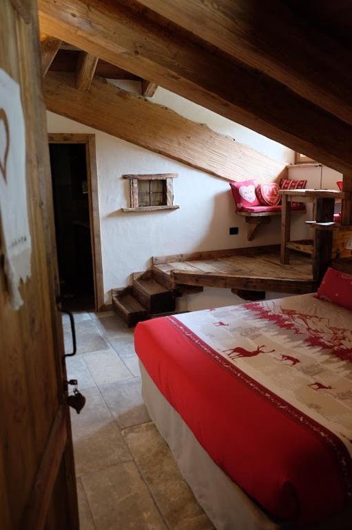 a bedroom with a bed and a table in a room at B&B Borgo Saint-Rhémy in Saint-Rhémy-en-bosses