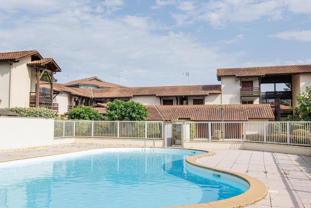 a swimming pool in front of a house at Villa Lolo, Piscine et Terrasse in Moliets-et-Maa