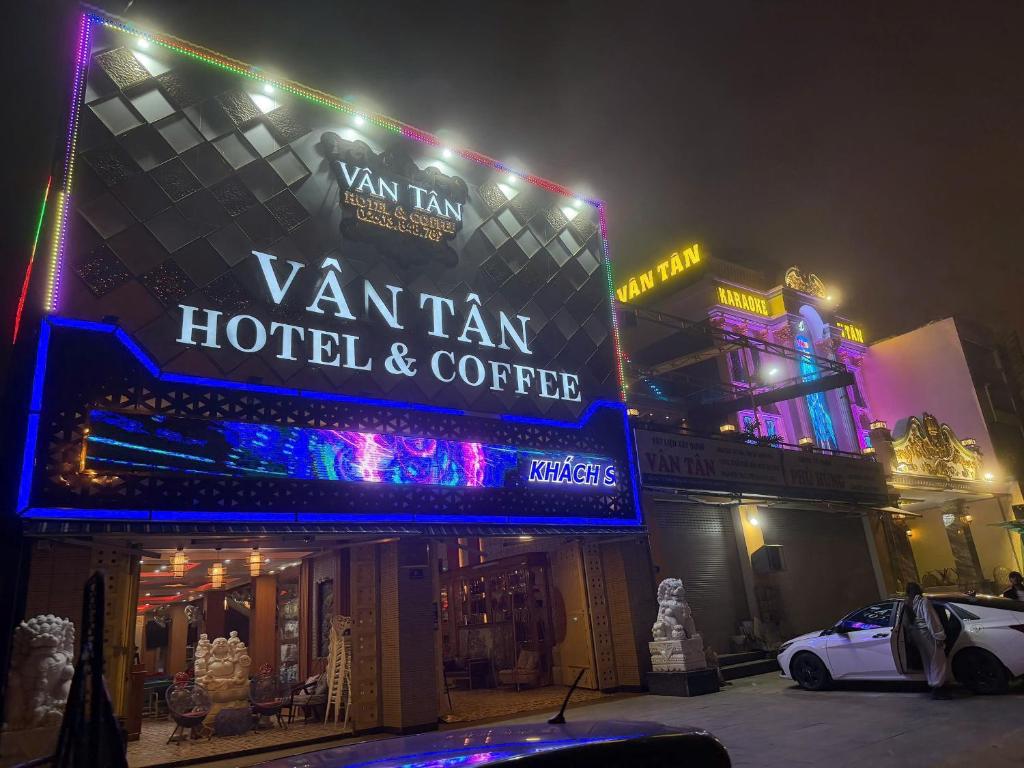 a hotel with a sign that reads van tram hotel and coffee at Vân Tân Hotel in Kon Von Kla
