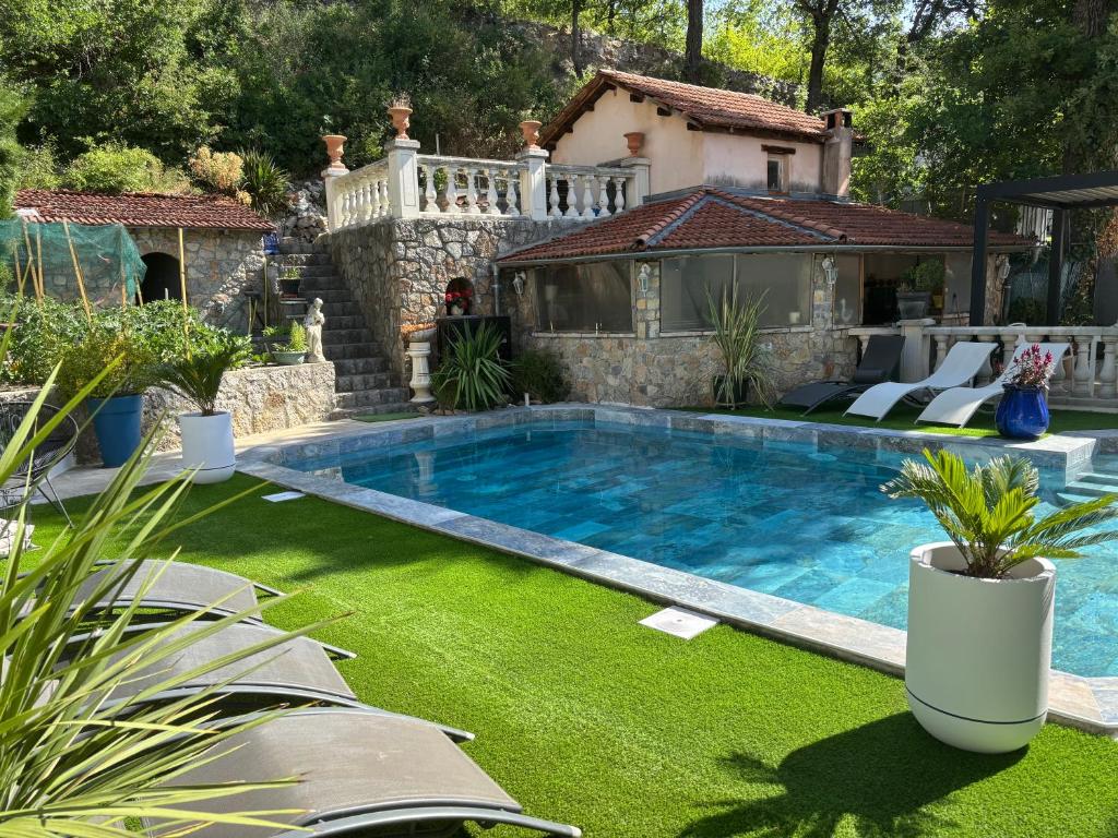 a swimming pool in the backyard of a house at Appartement design avec piscine in Digne-les-Bains
