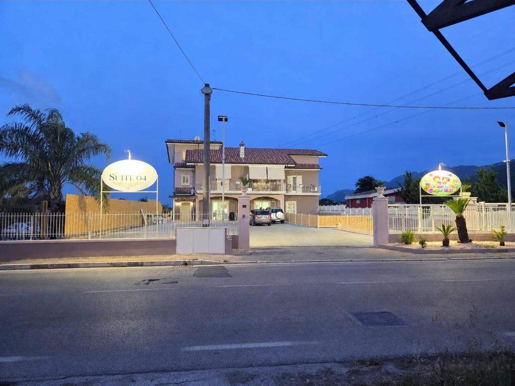 eine Straße mit einem Haus mit Zaun und zwei Ballons in der Unterkunft Suite 04 in Airola