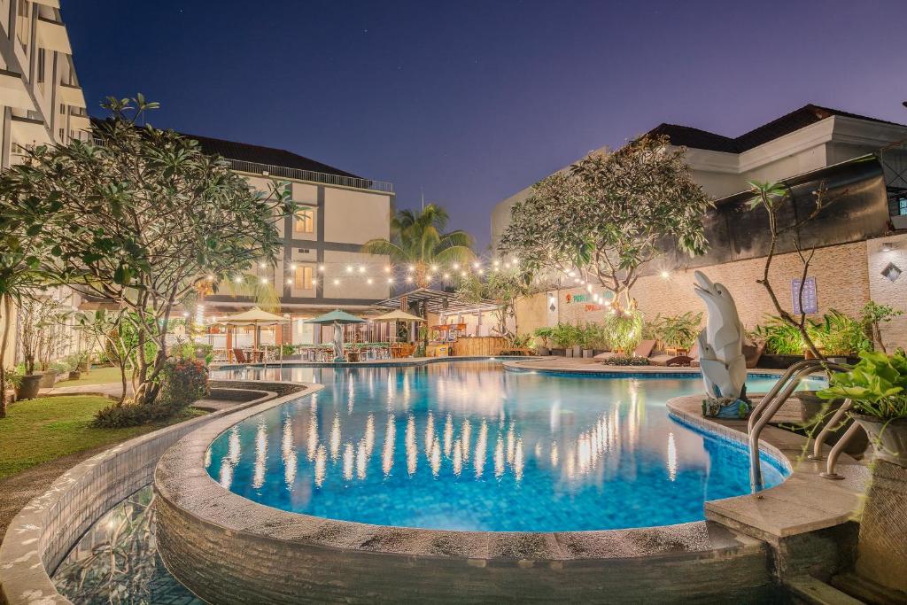 a large swimming pool in front of a building at Hotel Puri Indah & Convention in Tjakranegara