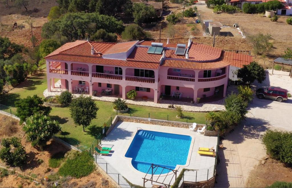 an aerial view of a house with a swimming pool at Vivenda os Silvas in Lagos