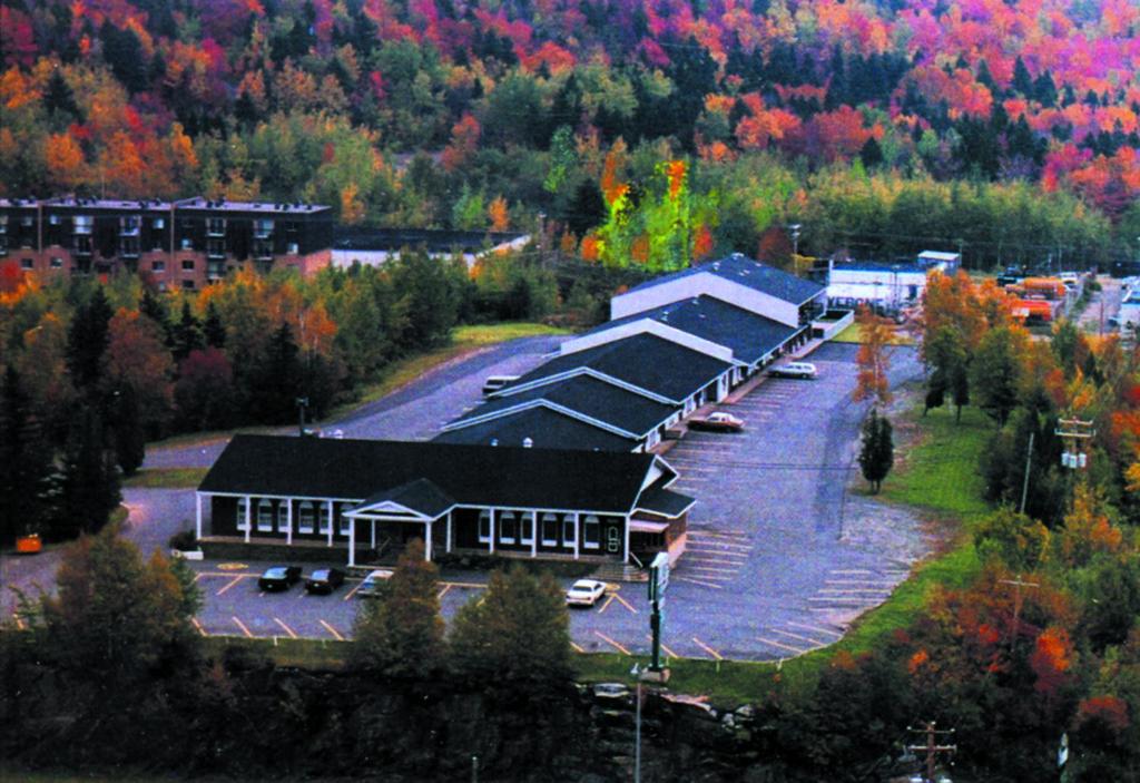 an aerial view of a building with cars in a parking lot at Auberge La Rocaille in Shawinigan