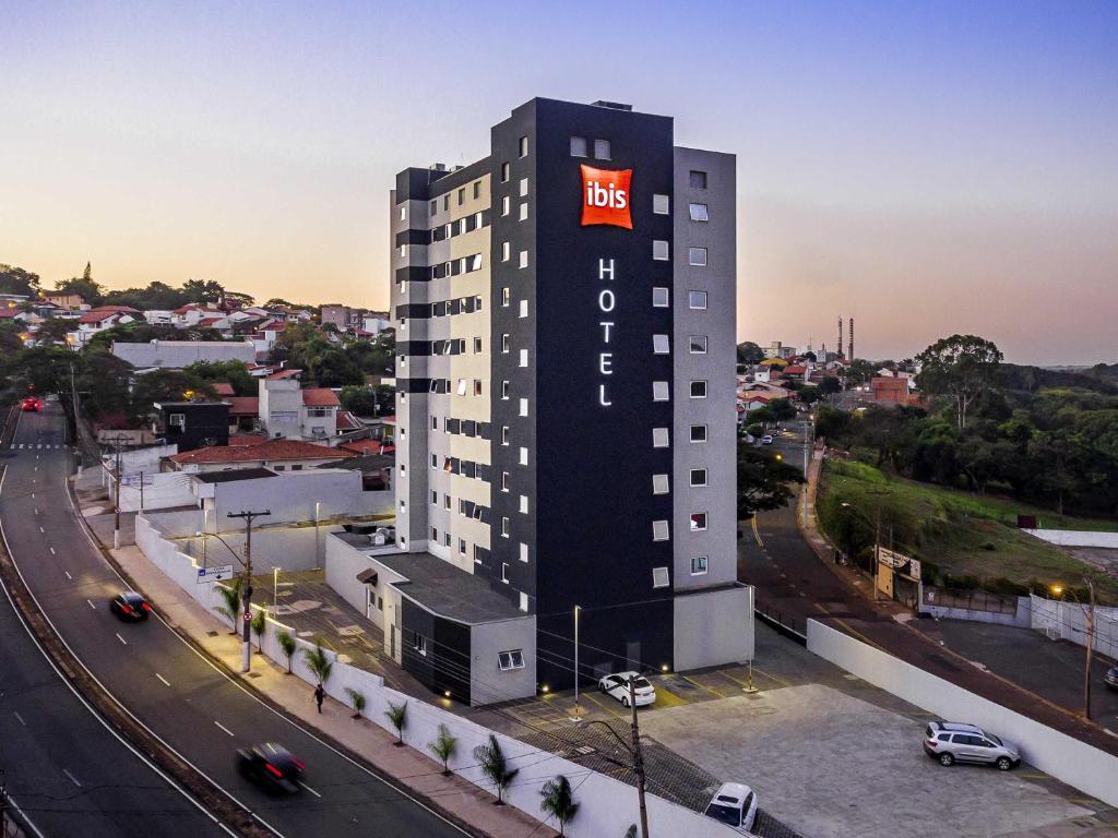 a tall black building with a bts sign on it at Ibis Americana in Americana