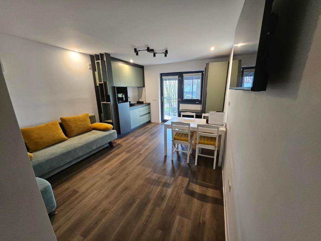 a living room and kitchen with a couch and a table at Cpa Residence in Pişchia