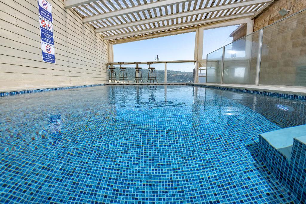 Swimmingpoolen hos eller tæt på צימרים Old school -בריכה מחוממת ונוף ברמת הגולן
