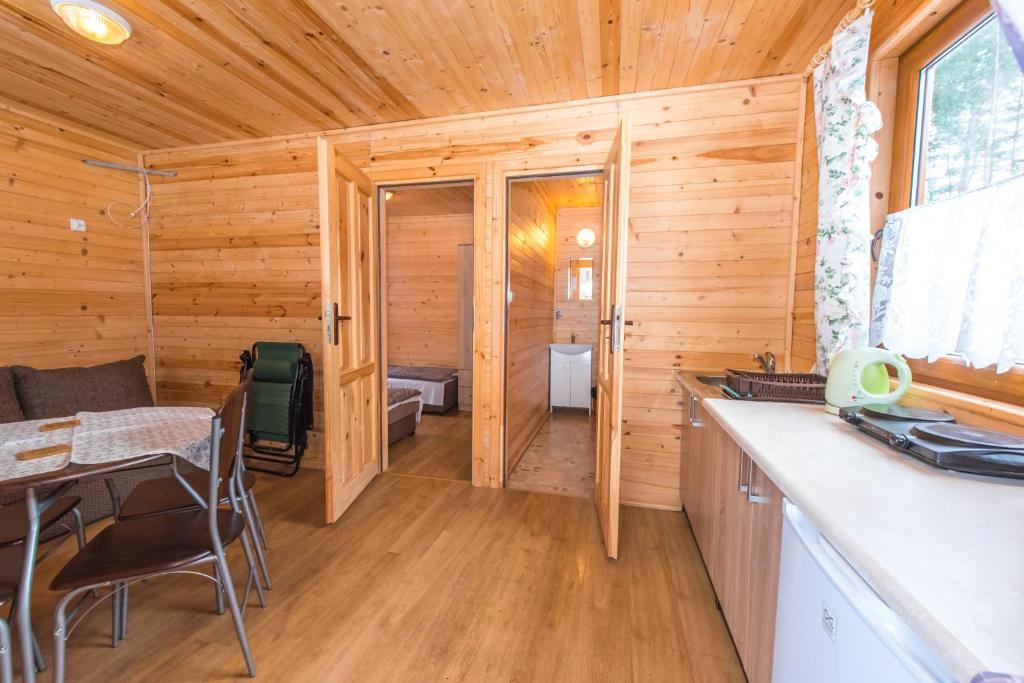Kuchyň nebo kuchyňský kout v ubytování Domki Kempingowe Krzysztof