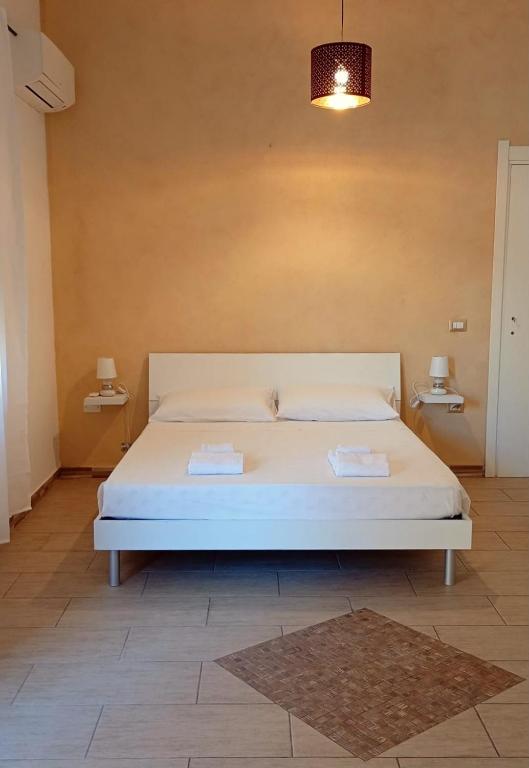a bed in a room with two towels on it at Su Tostoiu alloggio privato in Càbras