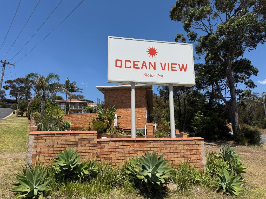 a sign for a dream view sign in front of a building at Ocean View Motor Inn Merimbula in Merimbula