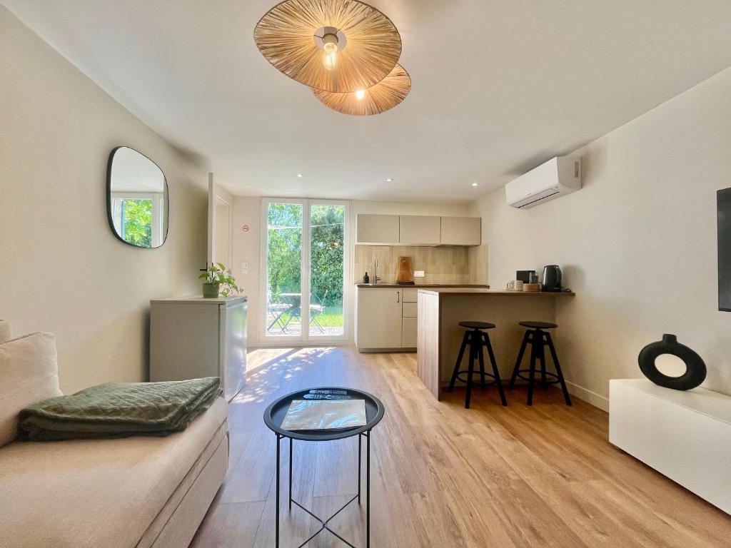 a living room with a couch and a kitchen at Petit Lodge in Pierrevert