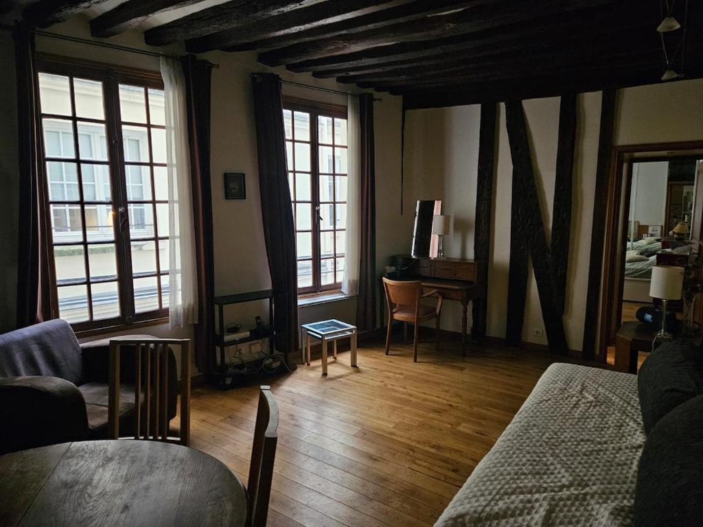 Quiet two Rooms in Le Marais Historic Building