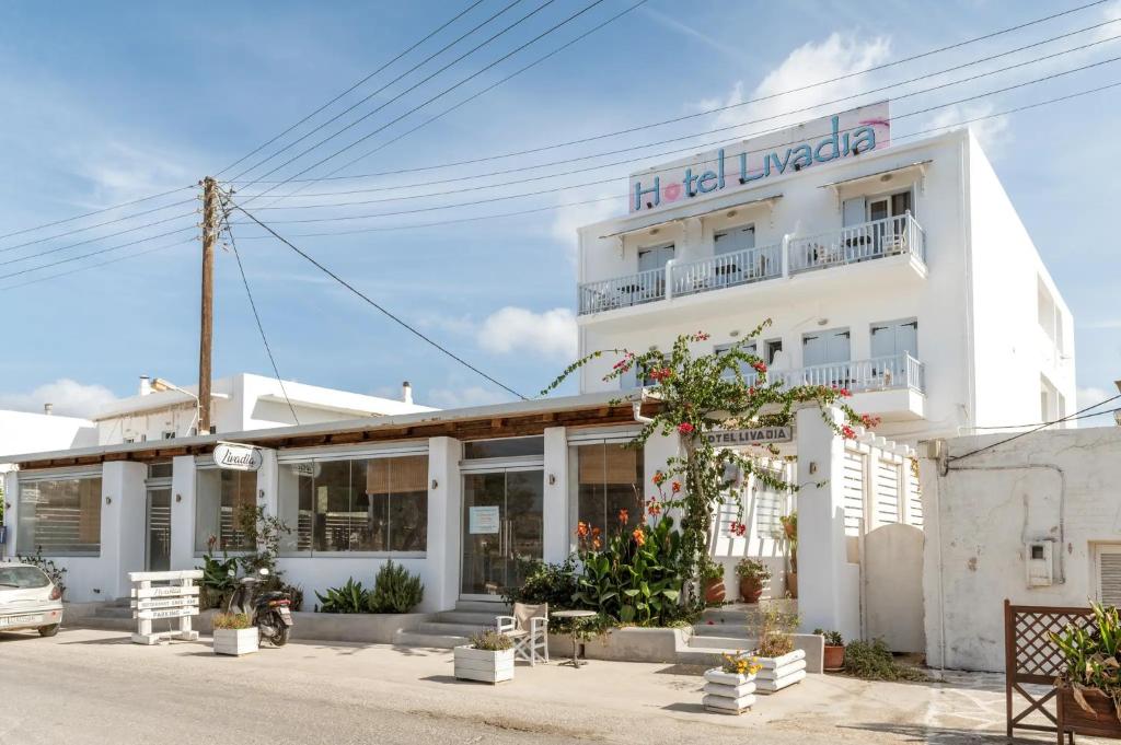 ein weißes Gebäude mit einem Schild darauf in der Unterkunft Hotel Livadia in Parikia