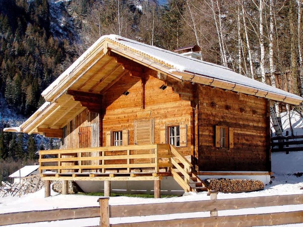 a log cabin with snow on the roof at Urgemütliche Lennkhütte in Rauris