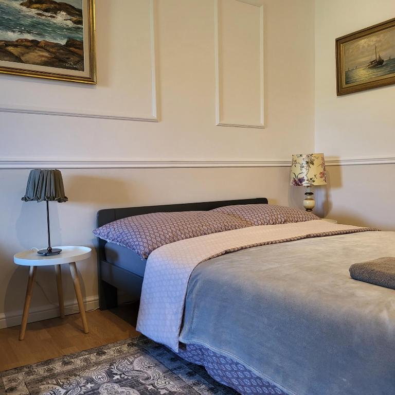 a bedroom with two beds and a lamp on a table at Apartamenty przy Skwerku in Sztutowo