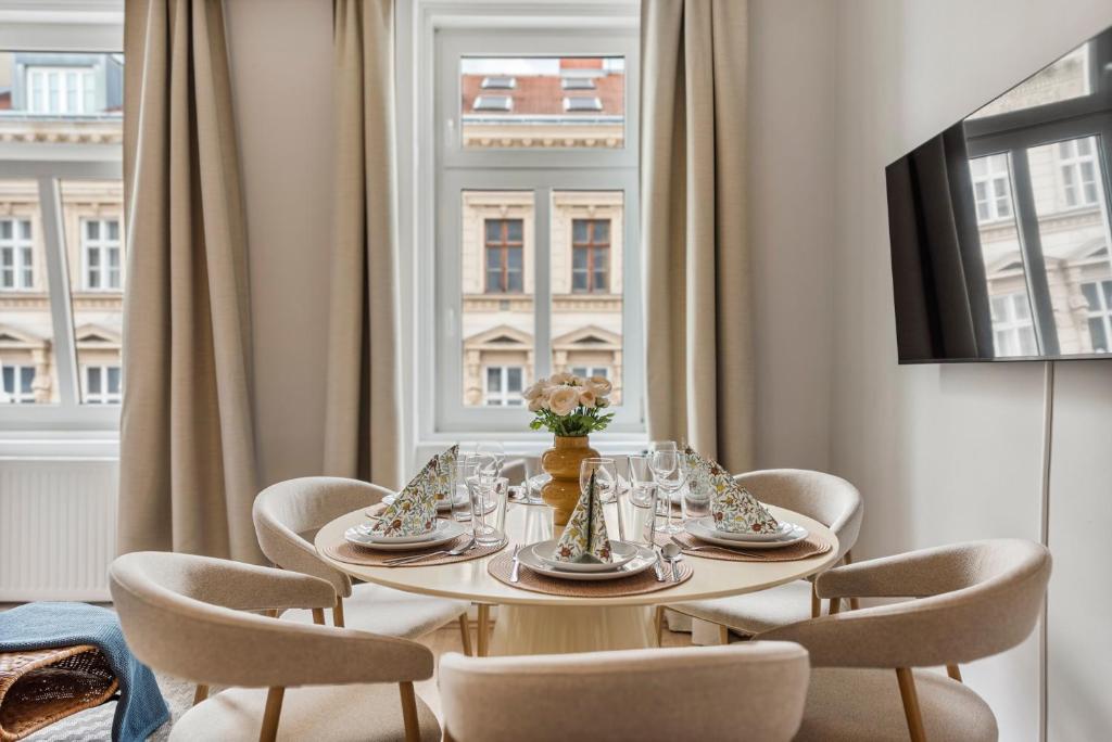 Elégance - 2BR Superior Family Suite with AC - City Center