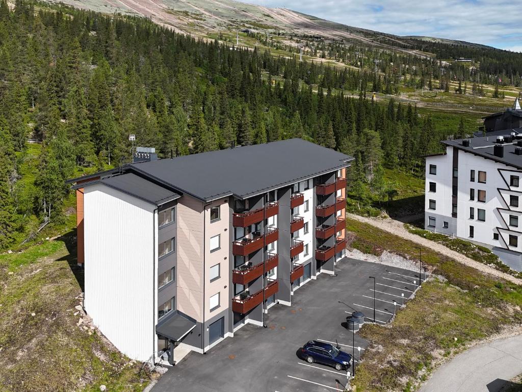an aerial view of a building with a parking lot at Ride & Glide Ylläs, lakanat ja loppusiivous sisältyvät in Ylläsjärvi