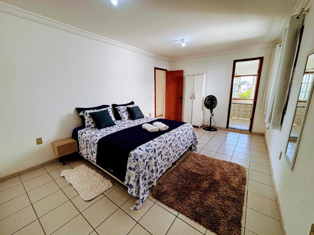 a bedroom with a bed in a room at Hostel onda azul in Serra
